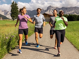 Quatre coureurs qui portent des vêtements Brooks