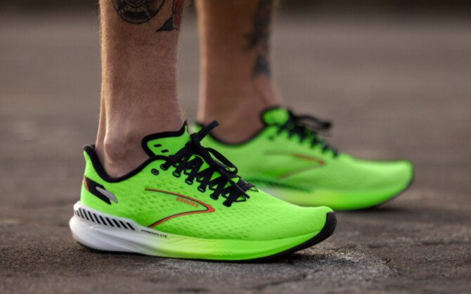 Mannequin portant les nouvelles chaussures de running Hyperion GTS