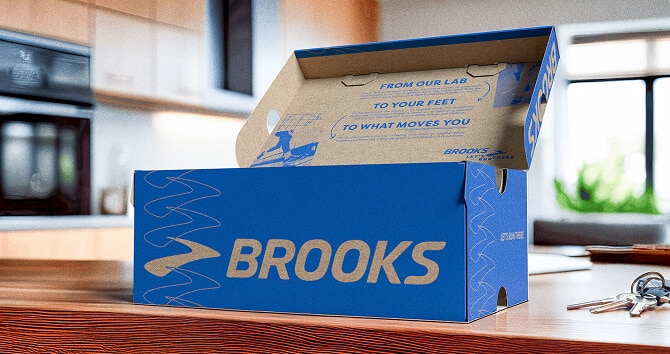 Een Brooks-schoenendoos op tafel
