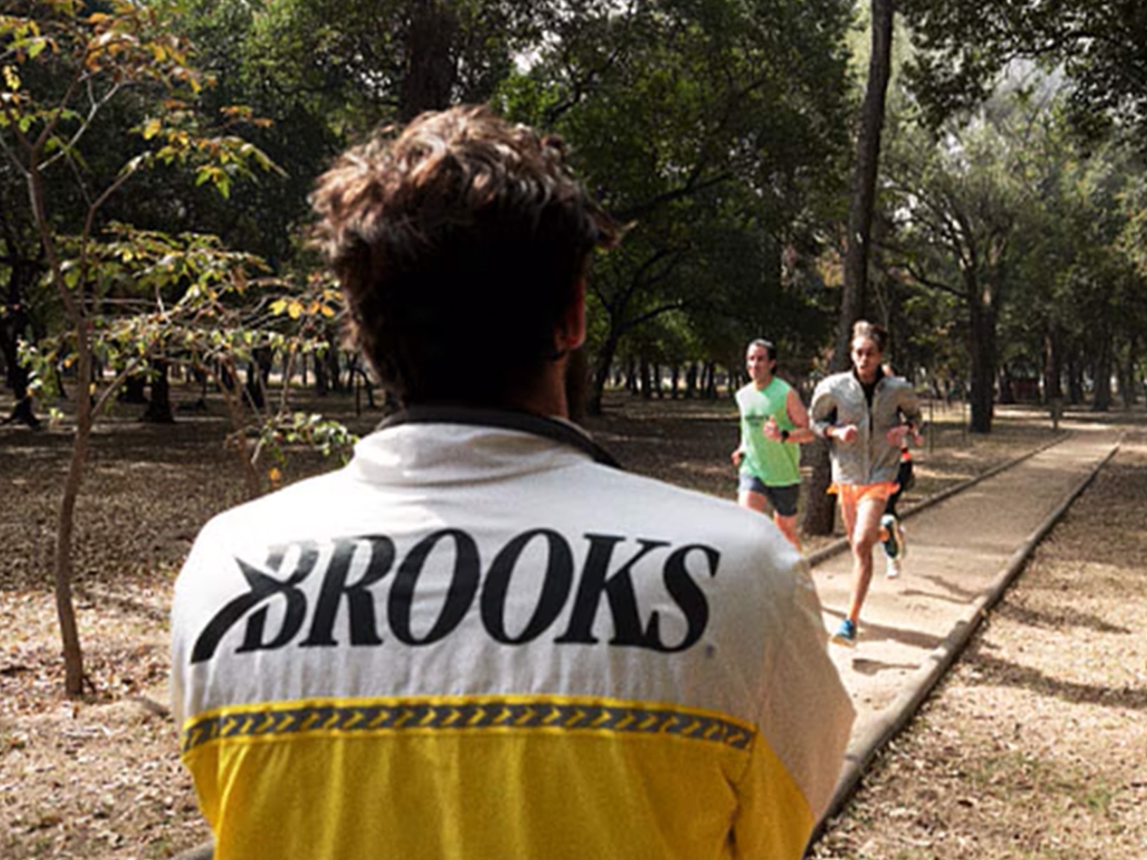 Un homme portant une veste Brooks