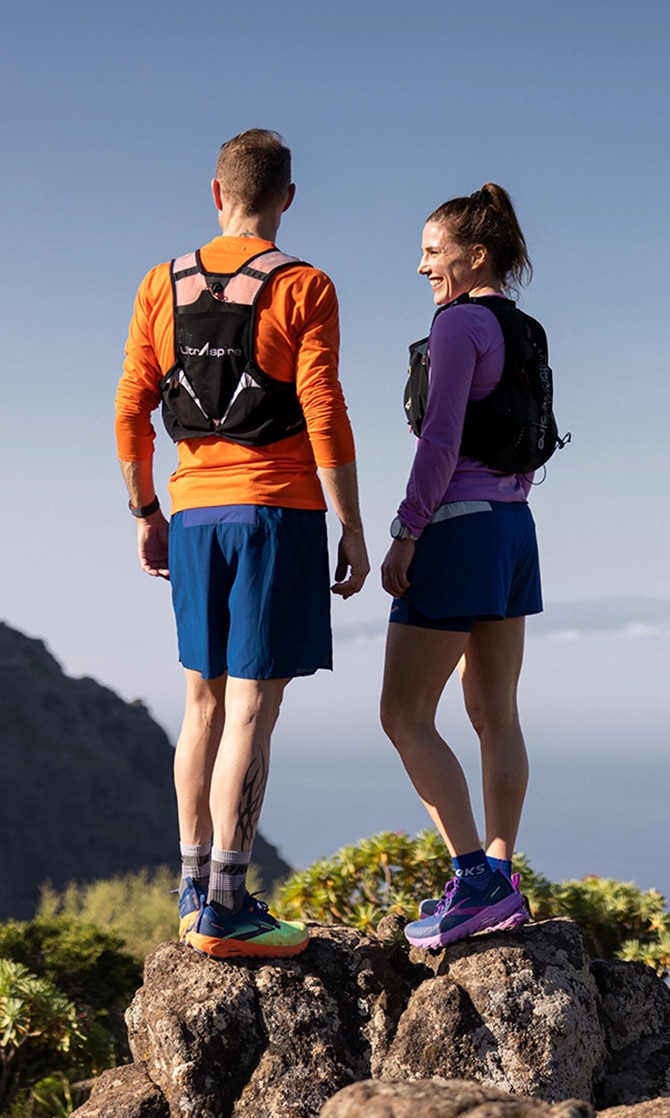 Due runner che indossano prodotti per il trail running Brooks