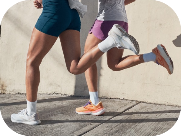 Mezza figura di due donne che indossano le scarpe di Brooks Running