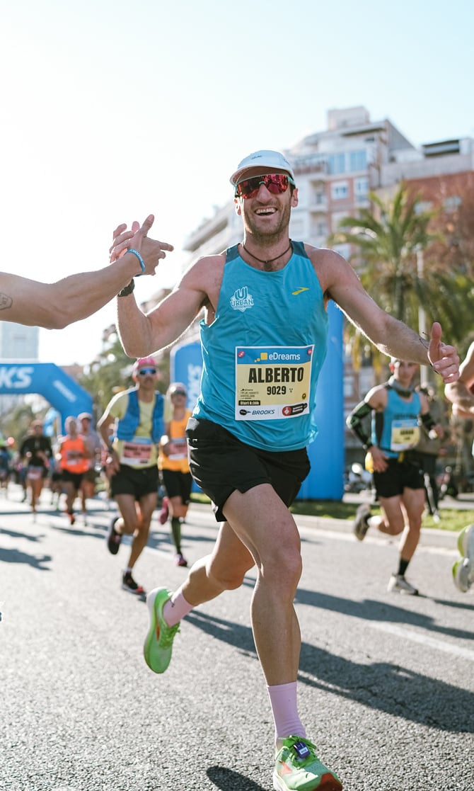 Profilo di un runner che indossa abbigliamento Brooks