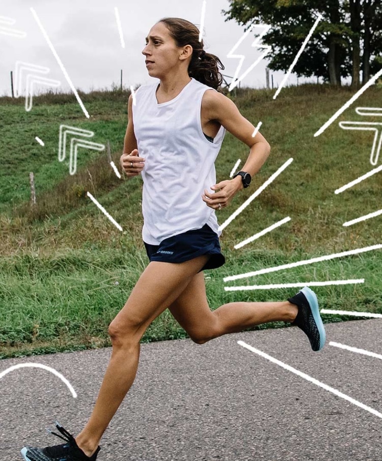 Des Linden che corre lungo un sentiero asfaltato.