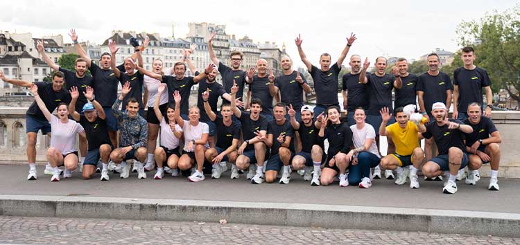 Un groupe d’employés de Brooks se tenant à l’extérieur