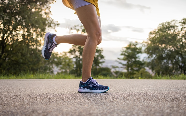 Chaussures de running grises et roses