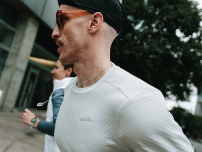 Un homme qui porte des vêtements Brooks