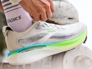 Lifestyle-Aufnahme des Brooks Adrenaline GTS Laufschuhs