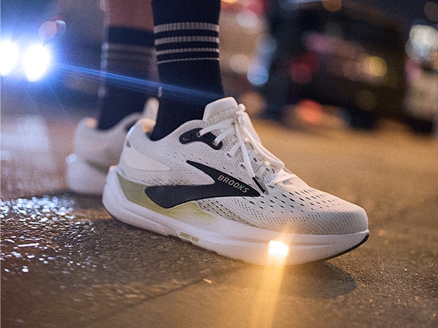 Primo piano delle nuove scarpe da corsa da uomo Ghost MAX di Brooks Running