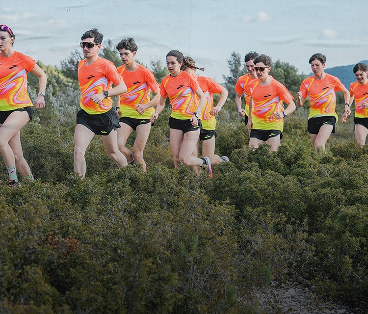 Les coureurs courent sur un sentier