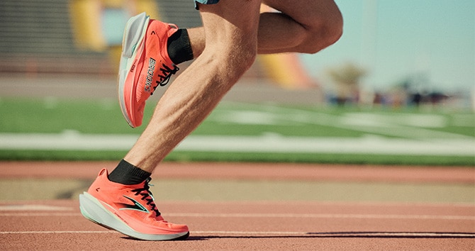 Prise de vue en contre-plongée d’un homme courant et portant les chaussures de running Hyperion Elite.