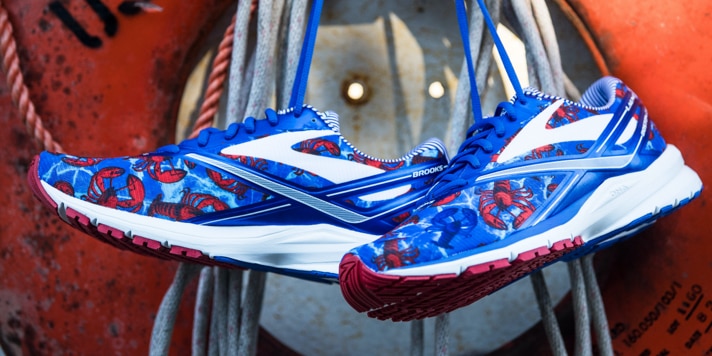 Une chaussure bleue avec un motif de homard