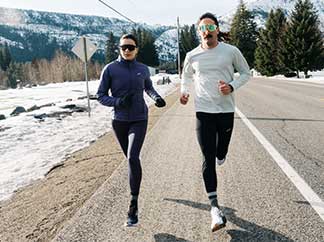 Deux personnes portant des vêtements Brooks