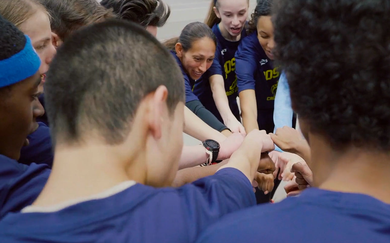 Des Linden and team with their hands together