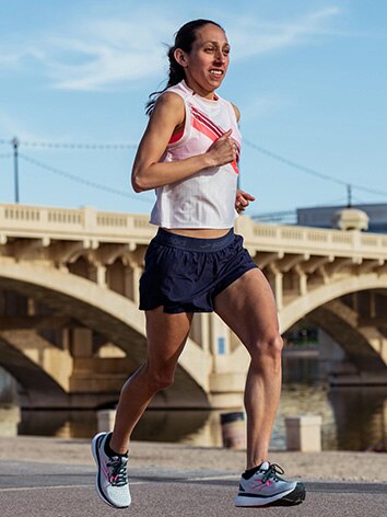 Des Linden running in a city