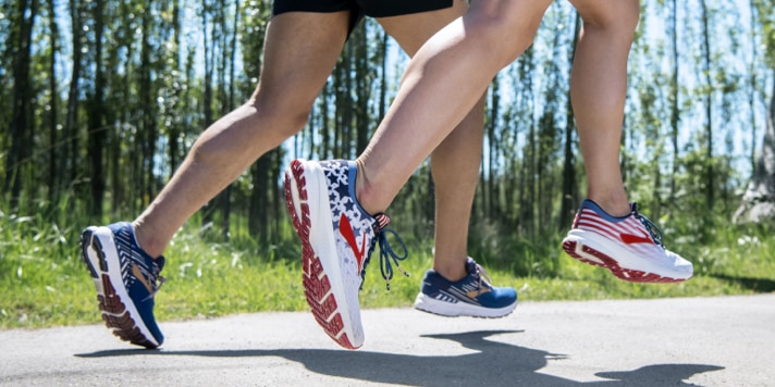 Coureurs et coureuses portant chaussures avec drapeau américain
