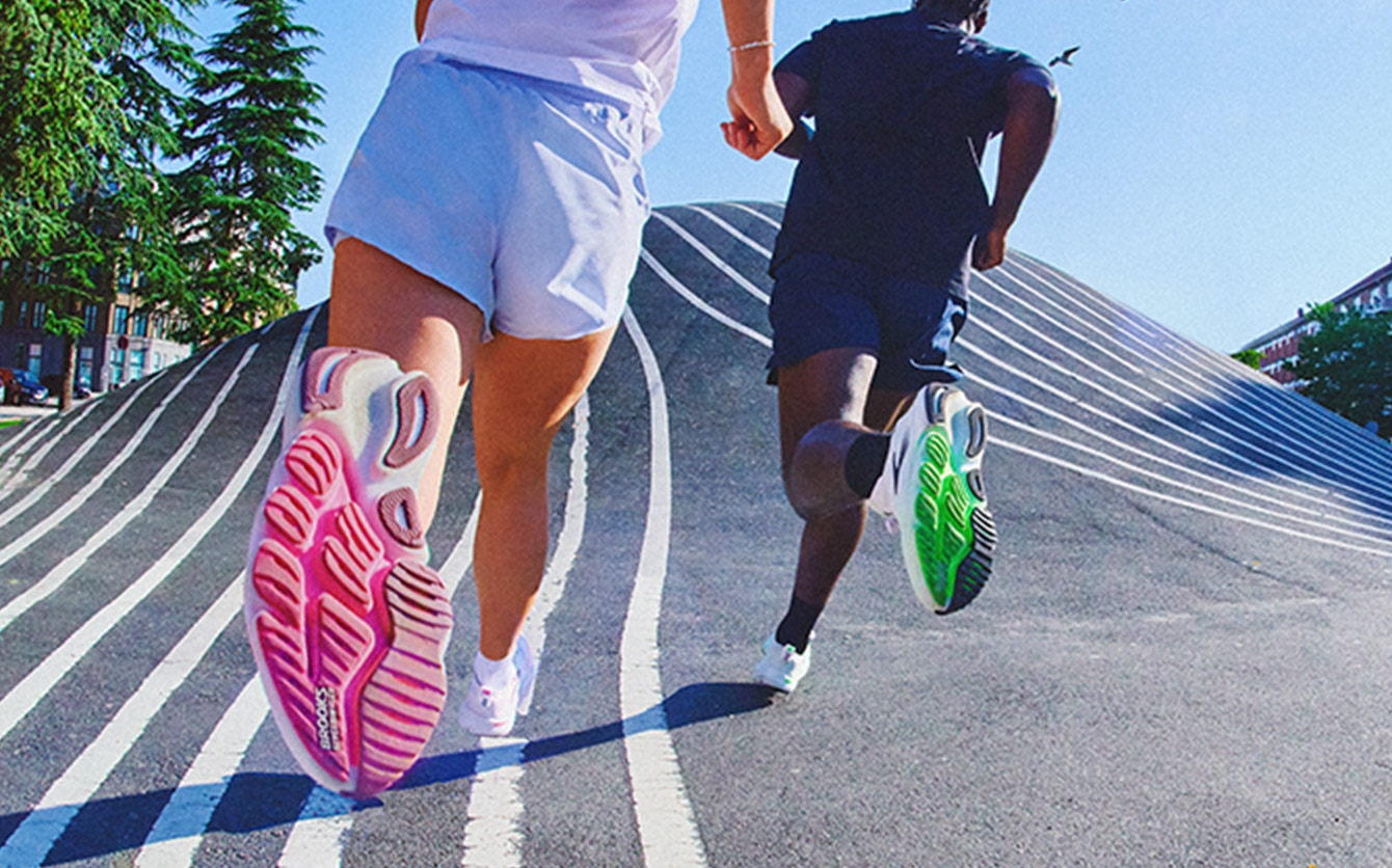 Deux personnes portant des Glycerin Flex traversent un parc