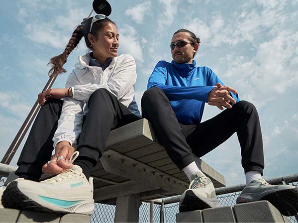 Deux personnes sont assises tranquillement dehors sous un ciel bleu